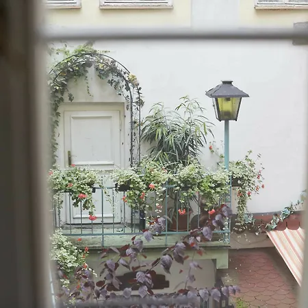 Friday Songs Apartment Prag